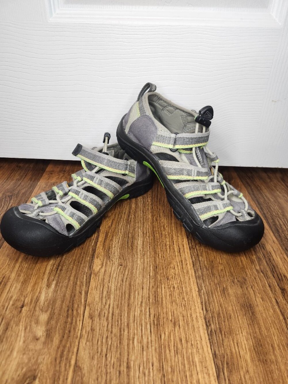 KEEN Unisex Newport H2 Gray Green Bump Toe Hiking Sandals Size 4